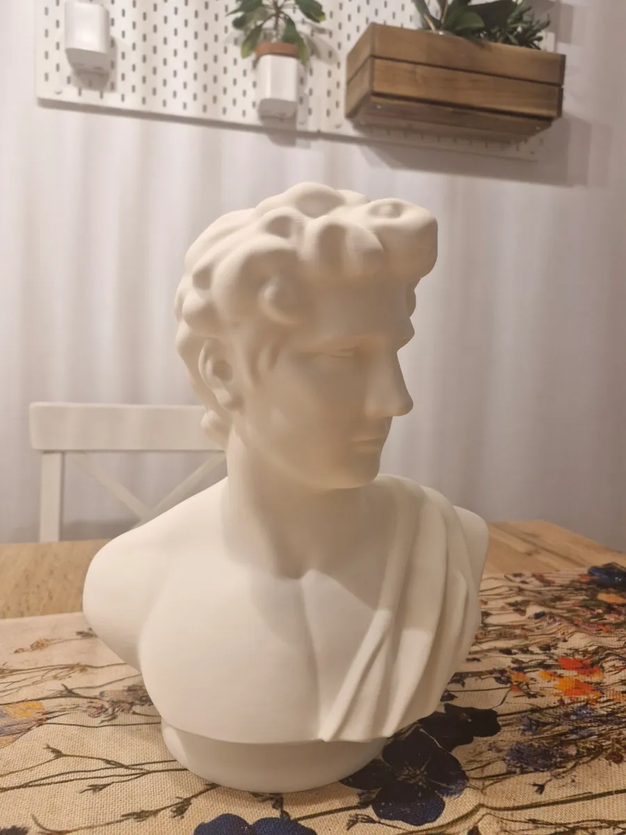 3D nyomtatott fehér klasszikus férfi mellszobor közelről, matt felülettel