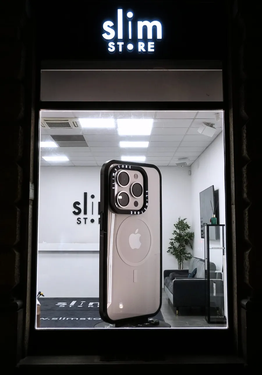 2,3 méteres, 3D nyomtatott iPhone 14 Pro replika a Slim Store világító kirakatában