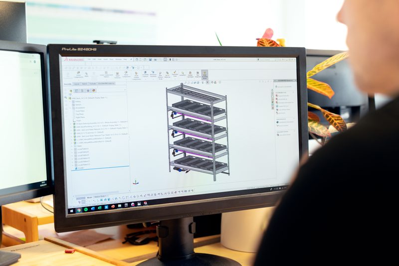 Mérnök CAD szoftverben modellez egy precíz alkatrész-összeállítást