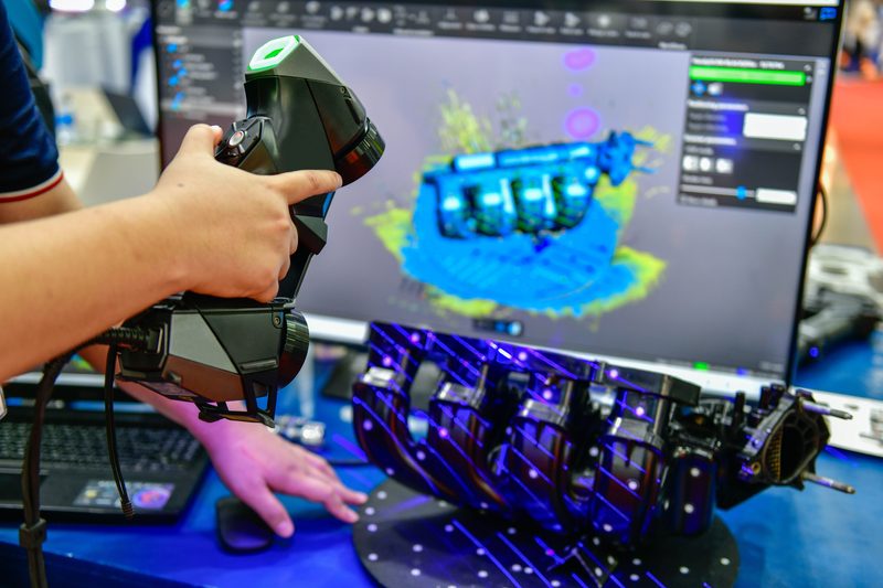 Kézi 3D szkenner egy meglévő alkatrészt digitalizál pontfelhővé