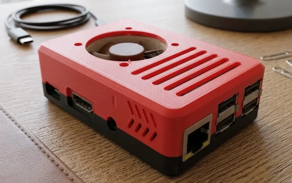 Piros ASA 3D nyomtatott elektronikai ház mini számítógéphez, szellőzőrácsokkal