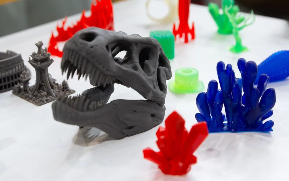 Színes SLA gyanta 3D nyomtatott makettek és figurák: dinoszaurusz-koponya és kristályok