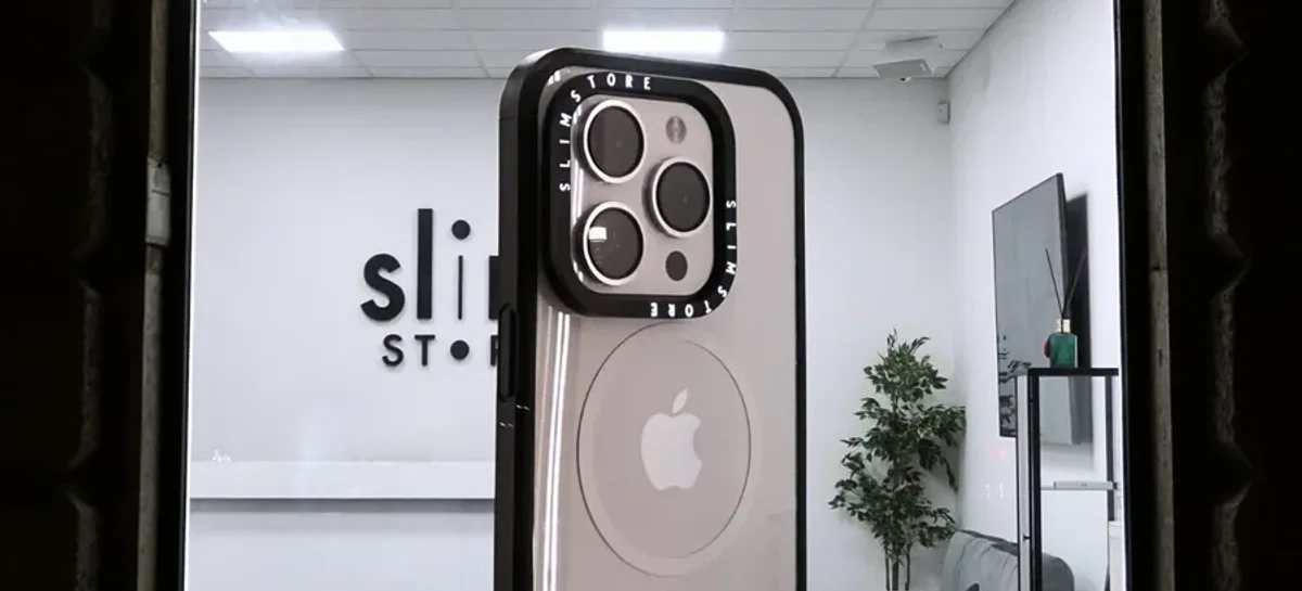 Több mint két méter magas, saját tervezésű, 3D nyomtatott és festett óriás iPhone-replika a Slim Store világító kirakatában.